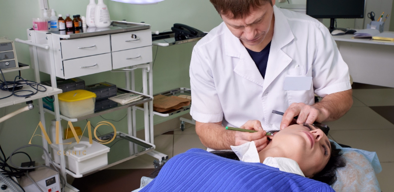 Otoplasty postoperative bandage — first 48 hours care at ALMO Clinic Bogotá Otoplasty postoperative bandage — how to sleep and care during the first 48 hours after ear surgery