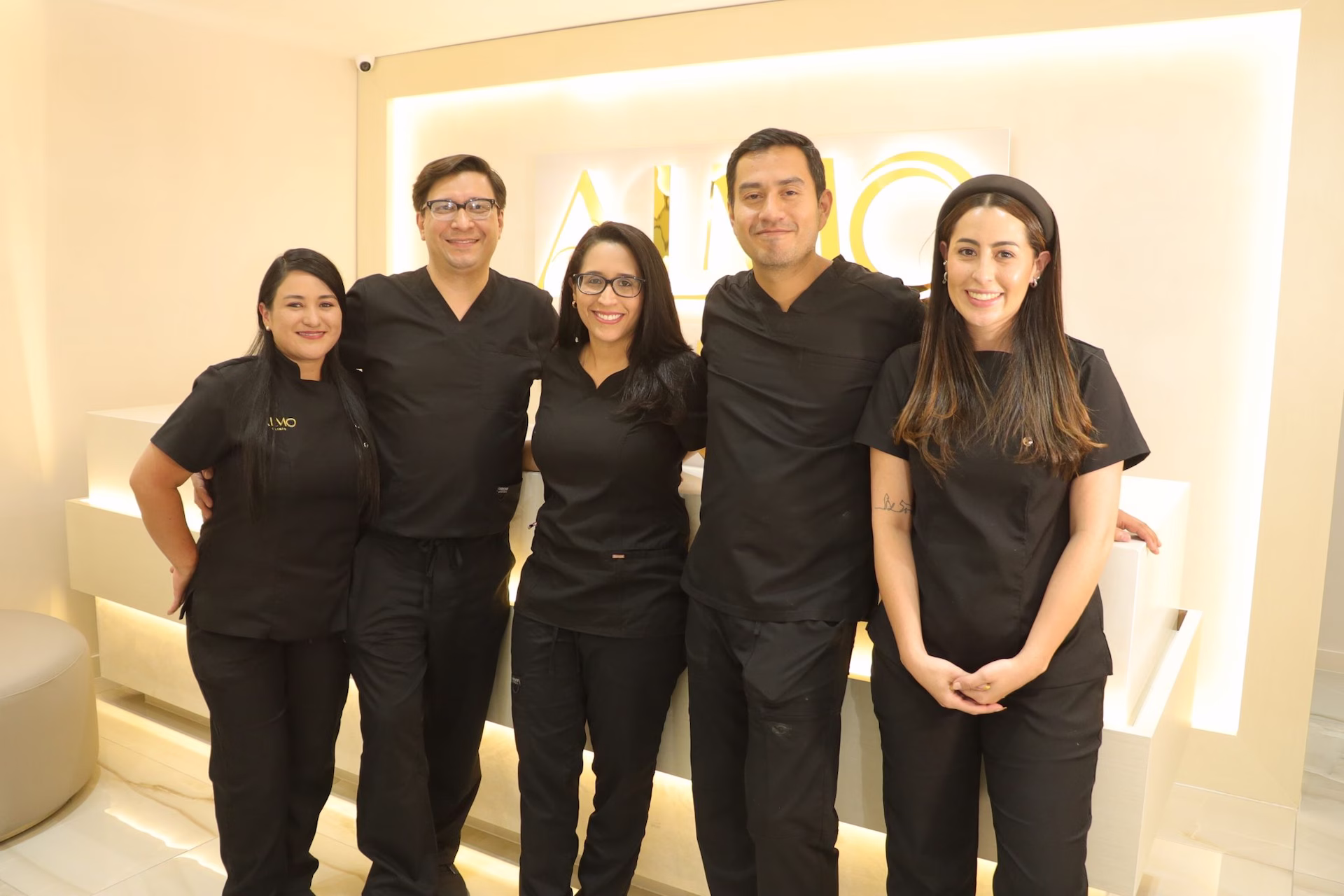 Equipo médico de ALMO Clinic