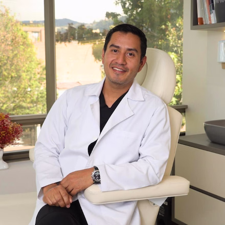 Dr. Oscar Barón - Plastic Surgeon ALMO Clinic