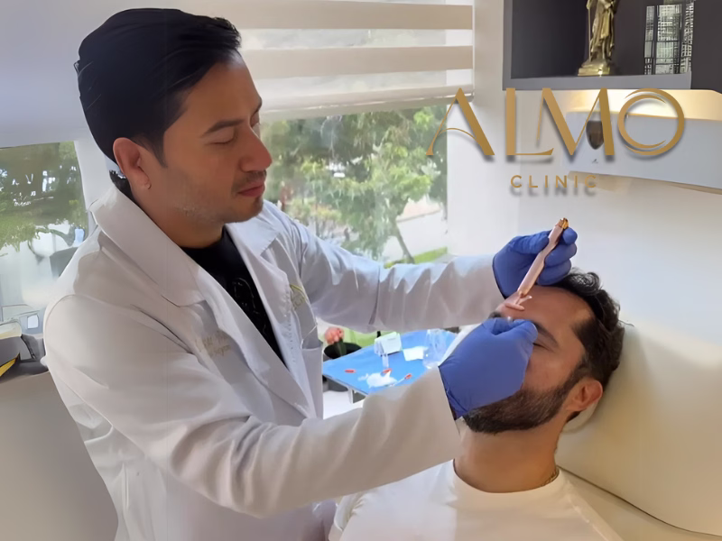 Especialista aplicando tratamiento de medicina estética en ALMO Clinic